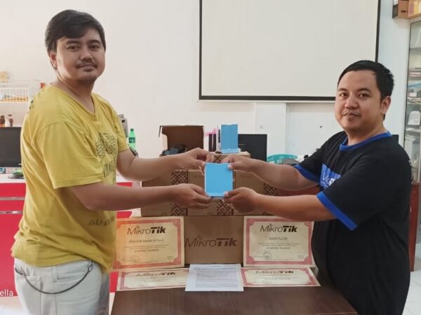 Penyerahan Berkas MoU dan Bantuan Alat Praktik dari Mikrotik Latvia, Eropa Utara Penyerahan Berkas MoU dan Bantuan Alat Praktik dari Mikrotik Latvia, Eropa Utara